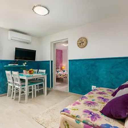 Eco Nik A2+2 For 4 Pax In The Natural Environment Of Porec *
